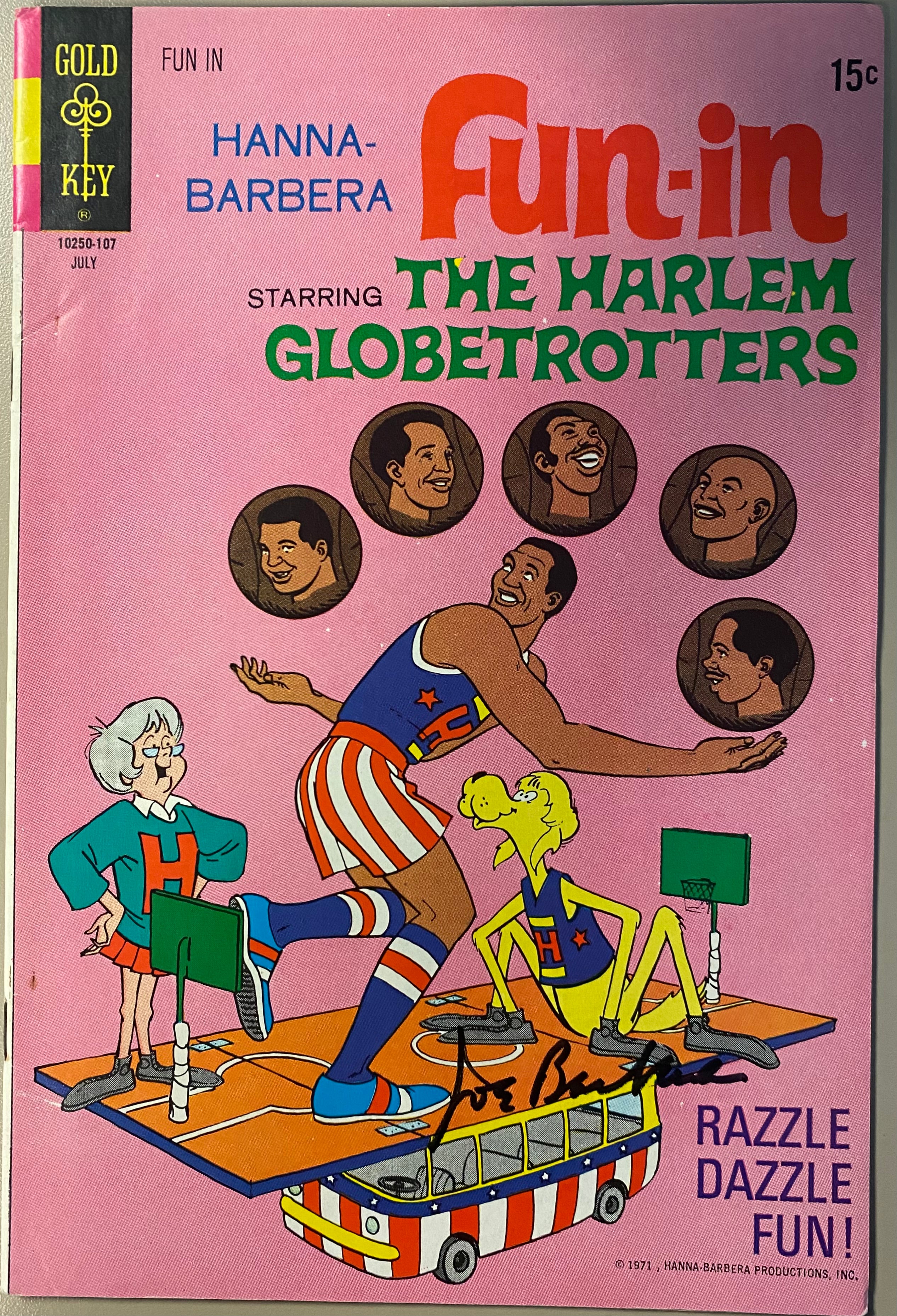 Hanna-Barbera Fun-In starring The Harlem Globetrotters Golden Key Comic signed by Joe Barbera